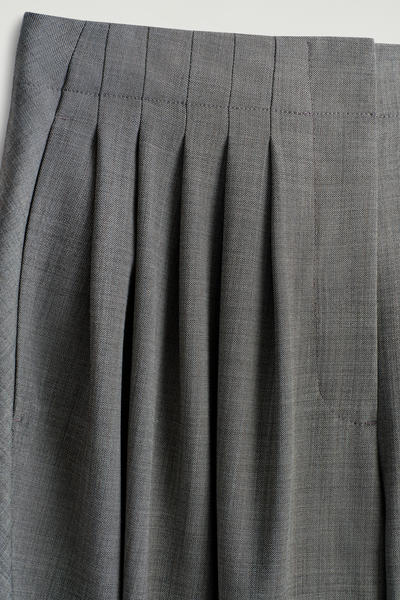 COS プリーツ入りウールブレンド バルーンレッグパンツ