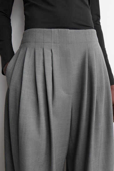 COS プリーツ入りウールブレンド バルーンレッグパンツ