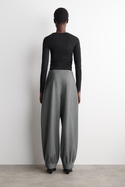 COS プリーツ入りウールブレンド バルーンレッグパンツ
