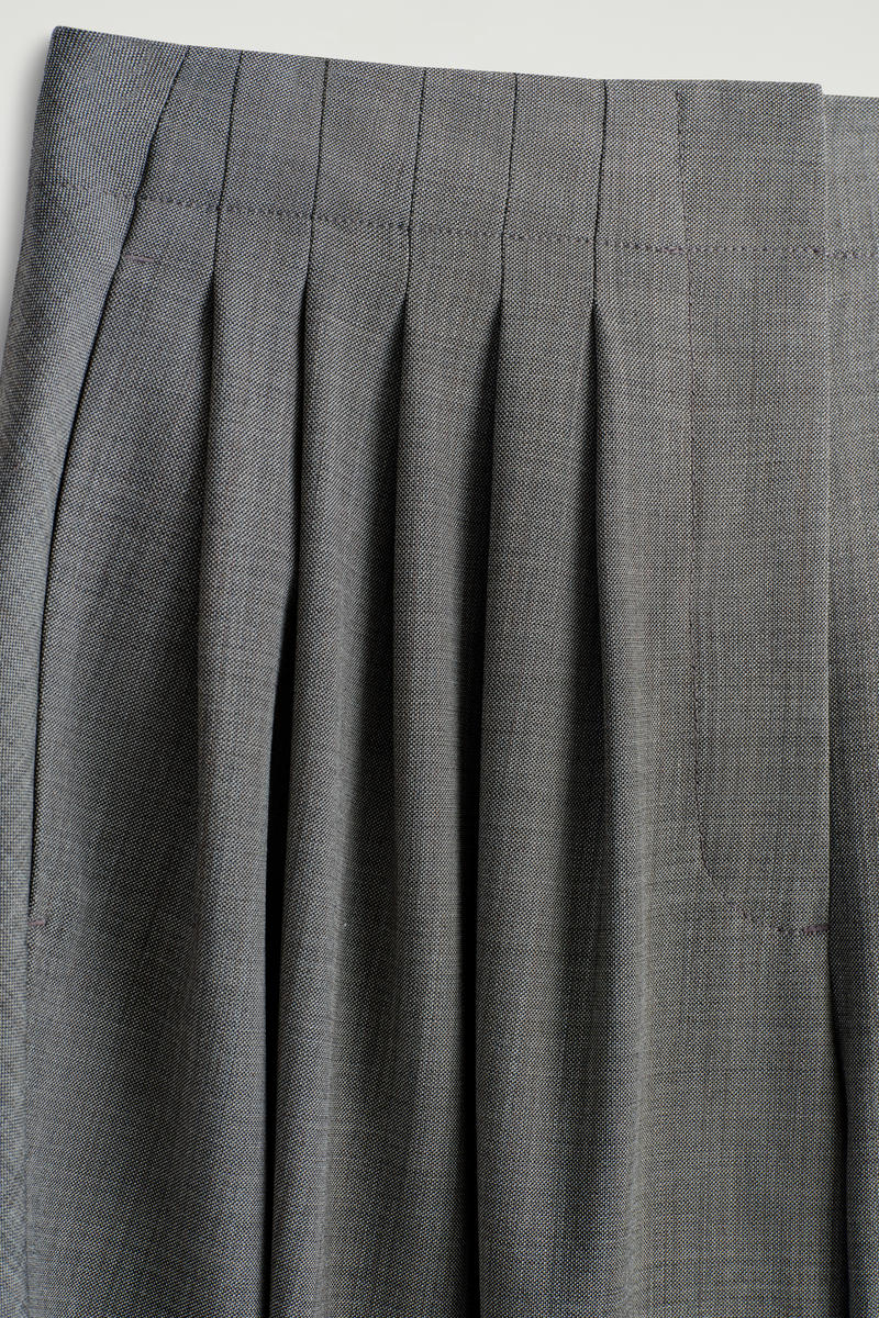 COS プリーツ入りウールブレンド バルーンレッグパンツ