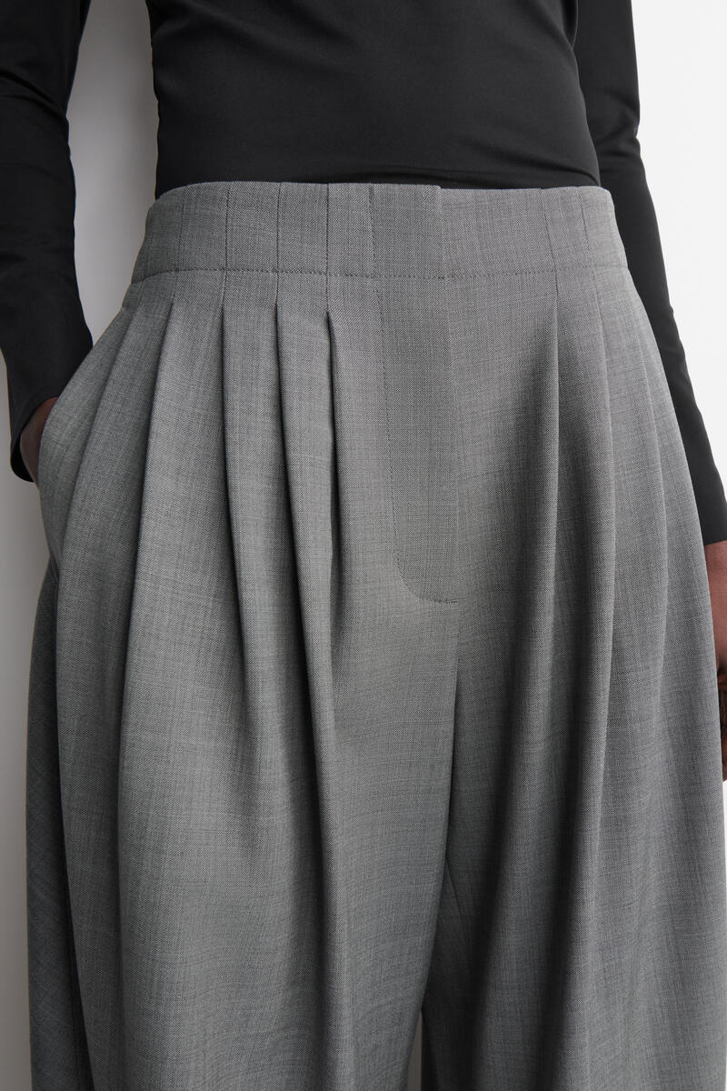 COS プリーツ入りウールブレンド バルーンレッグパンツ