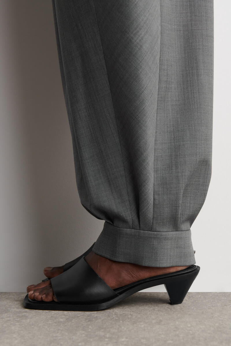 COS プリーツ入りウールブレンド バルーンレッグパンツ