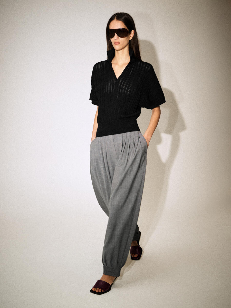 COS プリーツ入りウールブレンド バルーンレッグパンツ