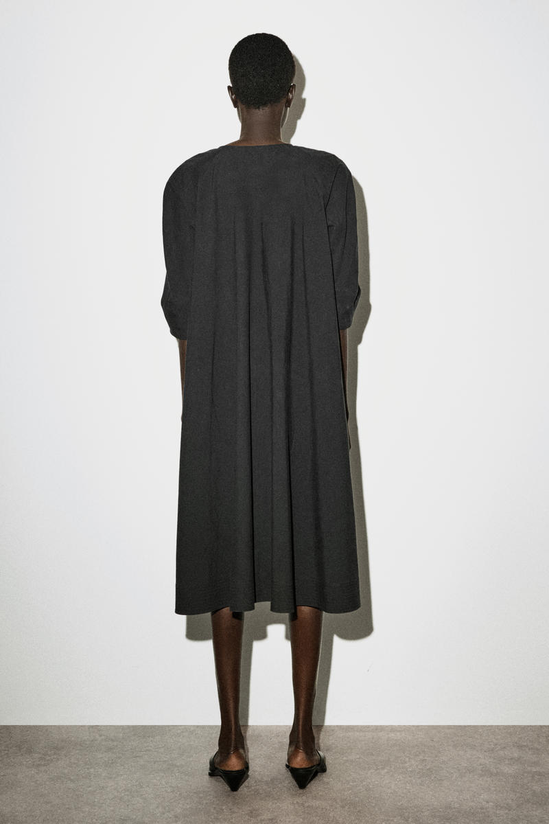 COS ラウンドVネック　コットンミディドレス