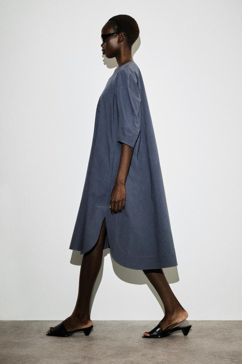 COS ラウンドVネック　コットンミディドレス