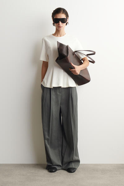 COS ウエストを絞った コットンTシャツ