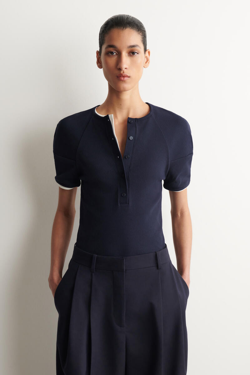 COS ラウンドリブジャージー ヘンリートップ