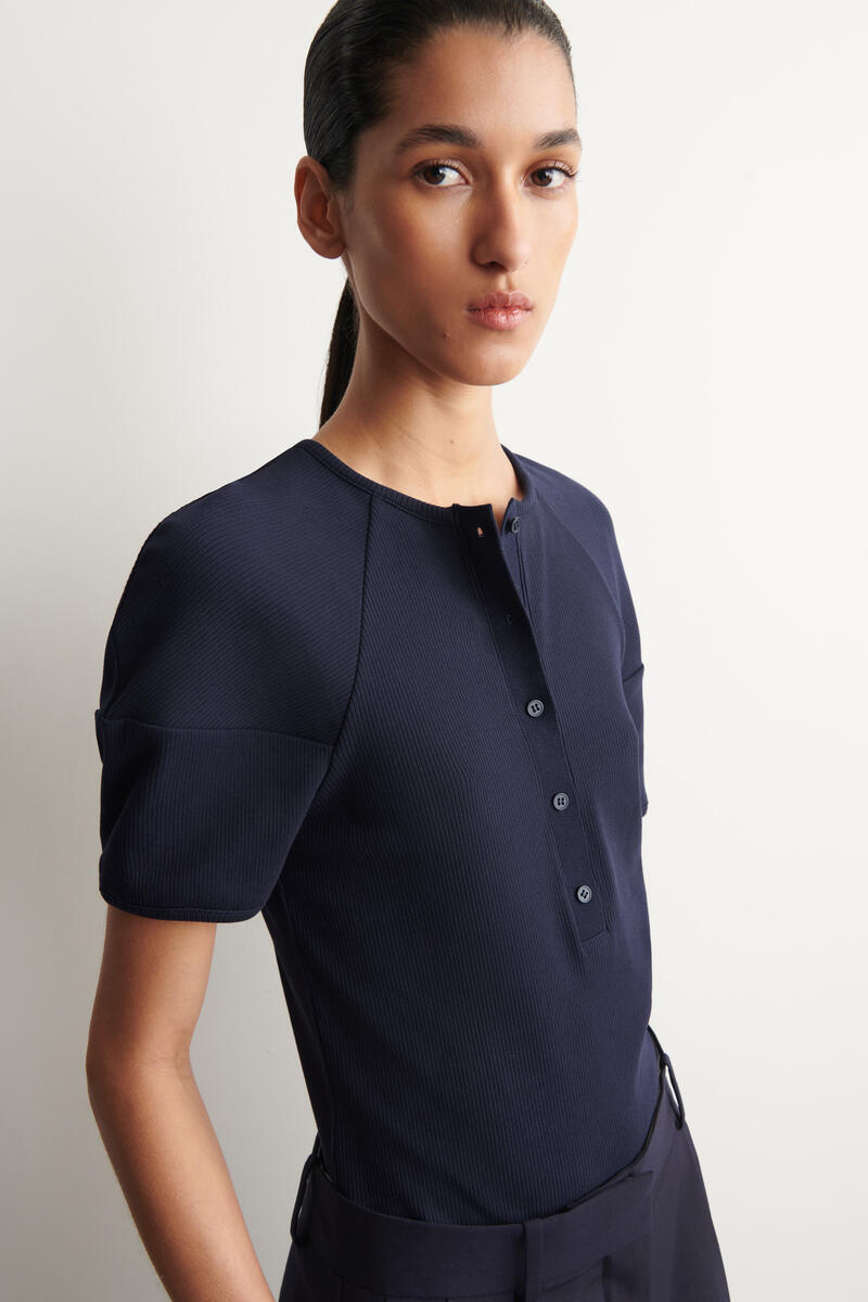 COS ラウンドリブジャージー ヘンリートップ