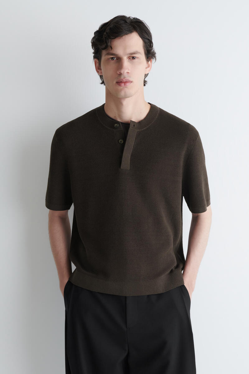 COS ニットリネンヘンリーネックTシャツ