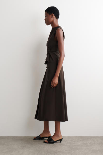 COS ツイストディテールジャージートップ