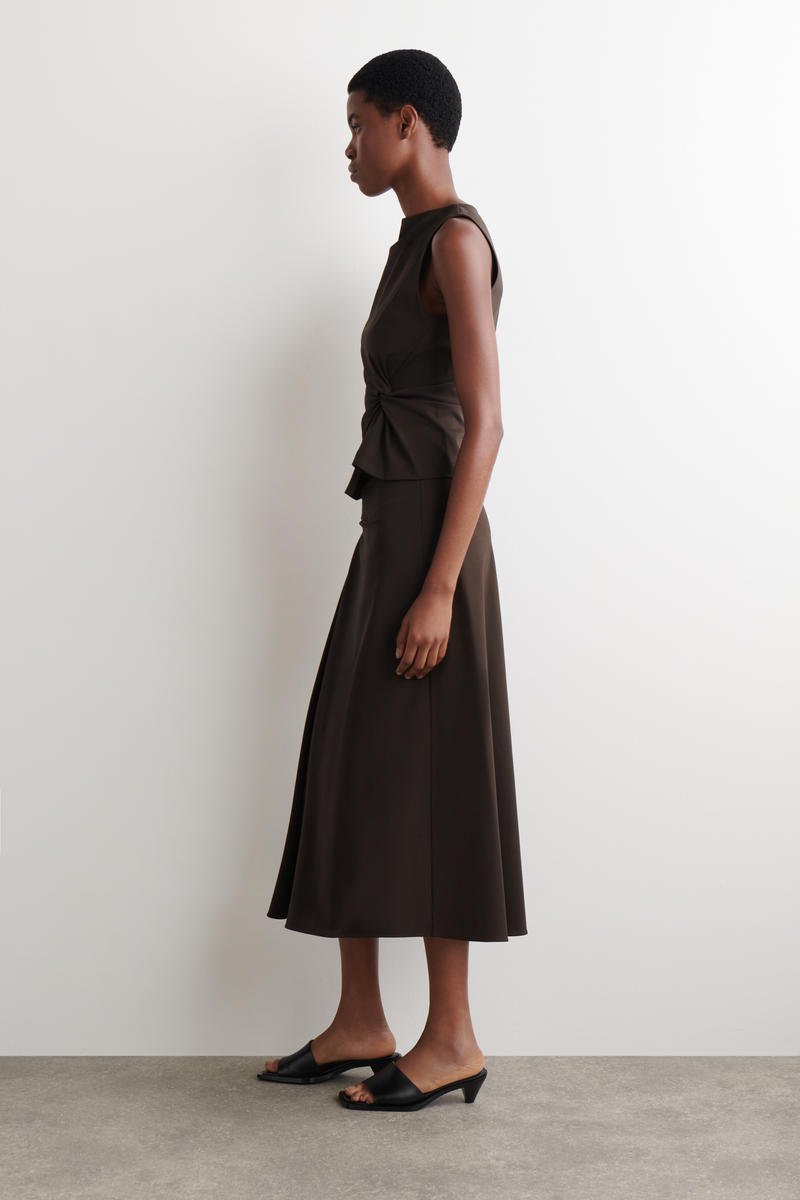 COS ツイストディテールジャージートップ