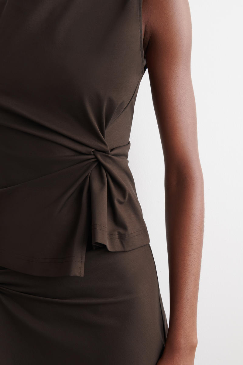 COS ツイストディテールジャージートップ