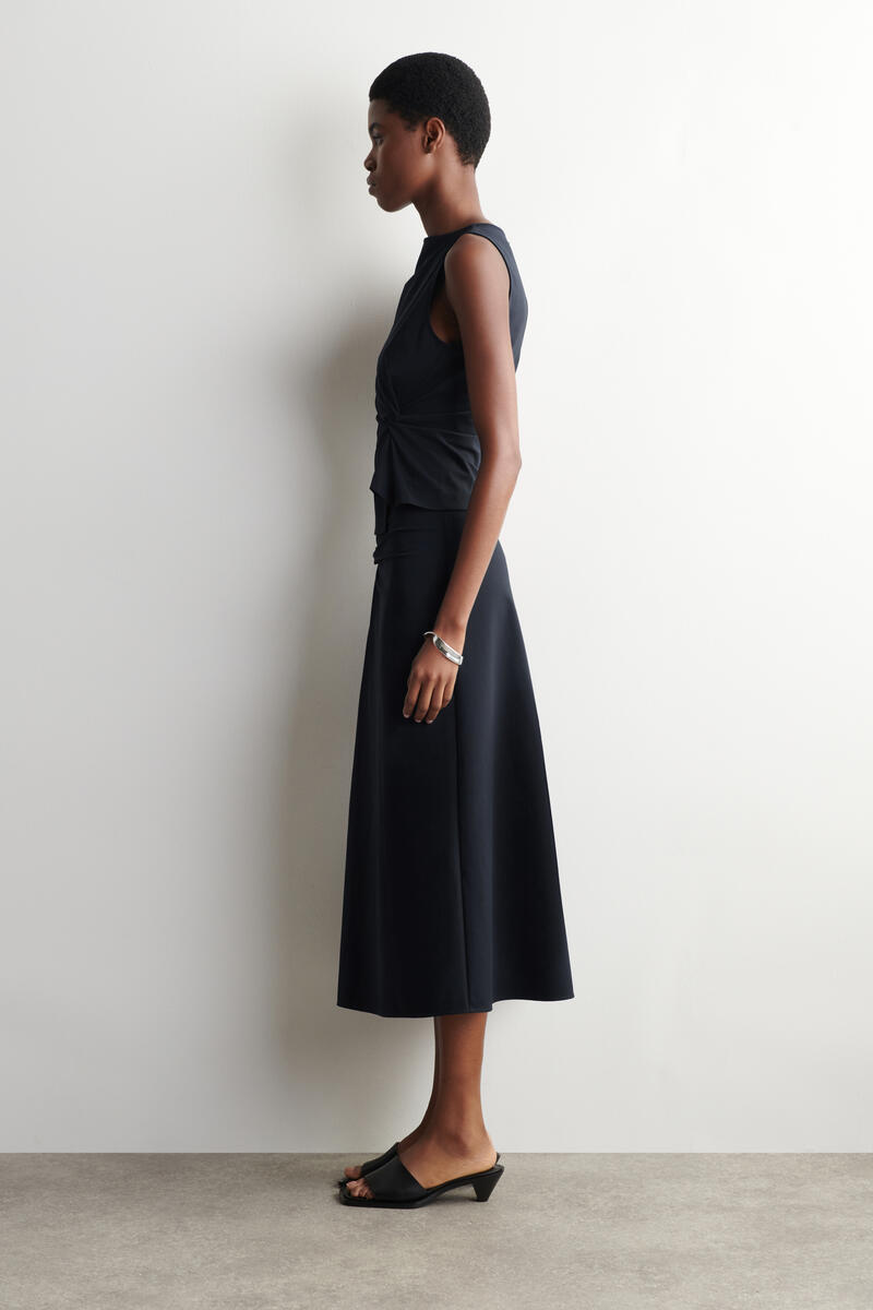 COS ツイストディテールジャージートップ