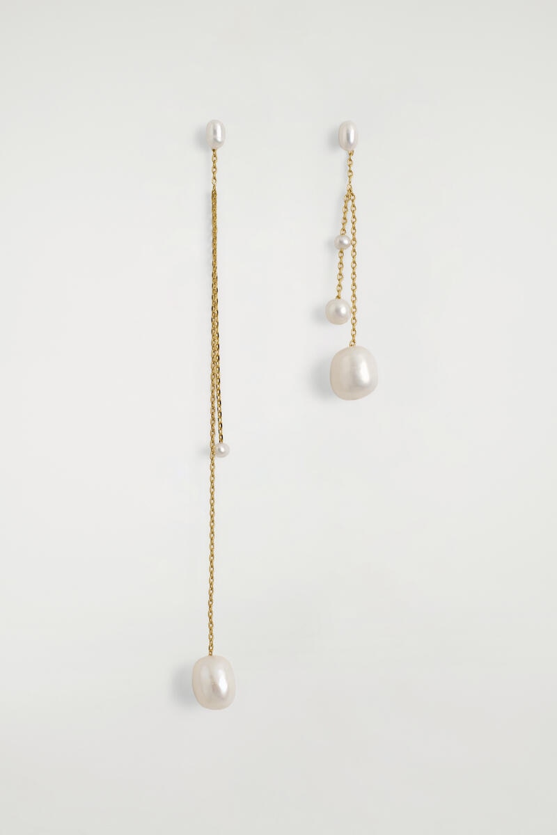 COS ミスマッチ 淡水パールチェーンピアス