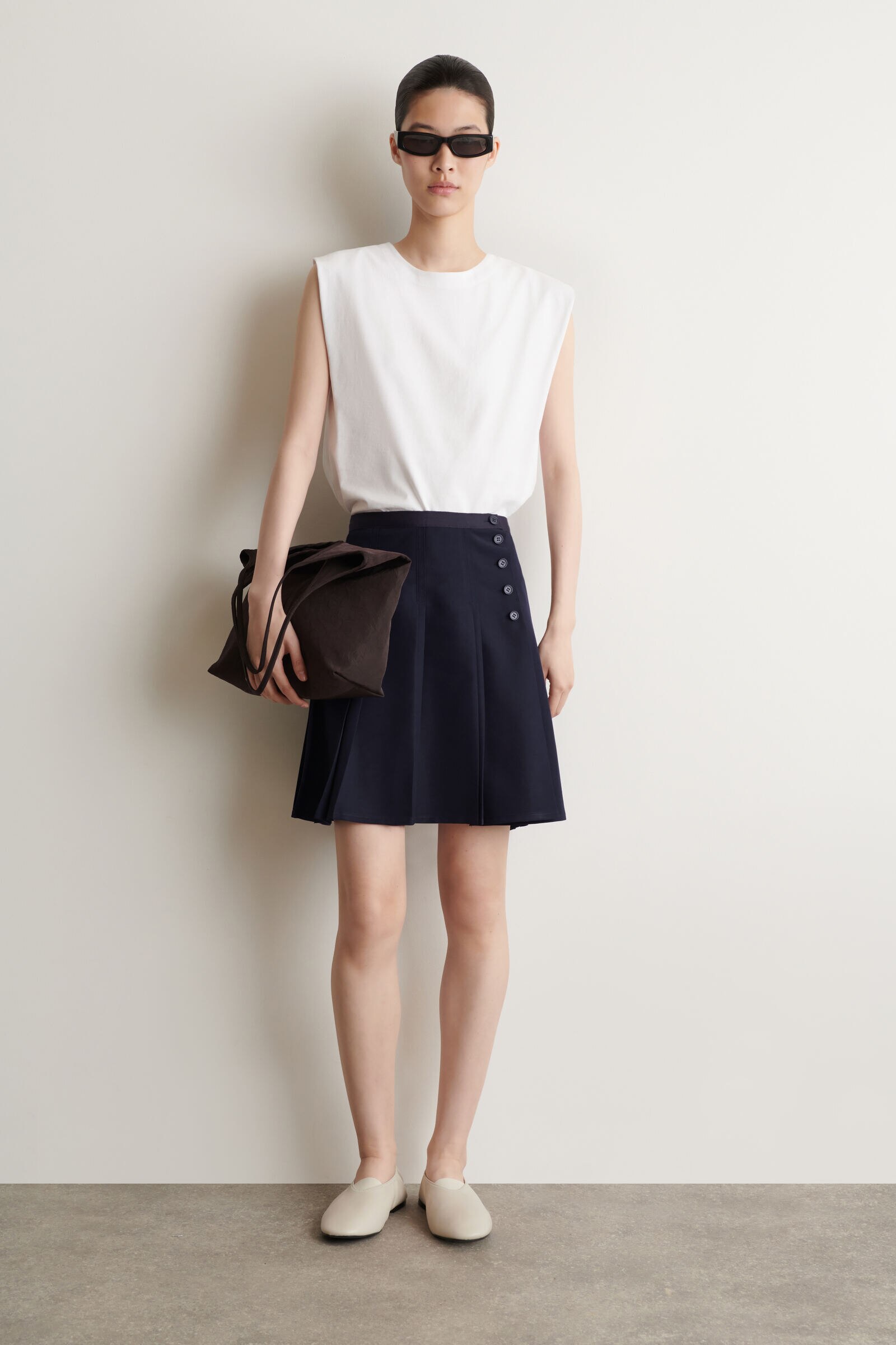 BUTTON-DETAIL PLEATED MINI SKIRT ボタンディテール プリーツミニ