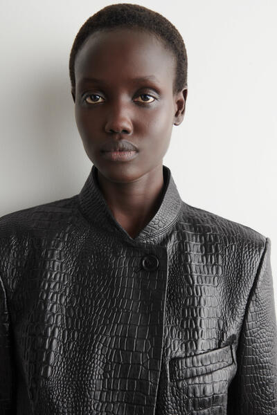 COS クロップド クロコエフェクト レザーブレザー