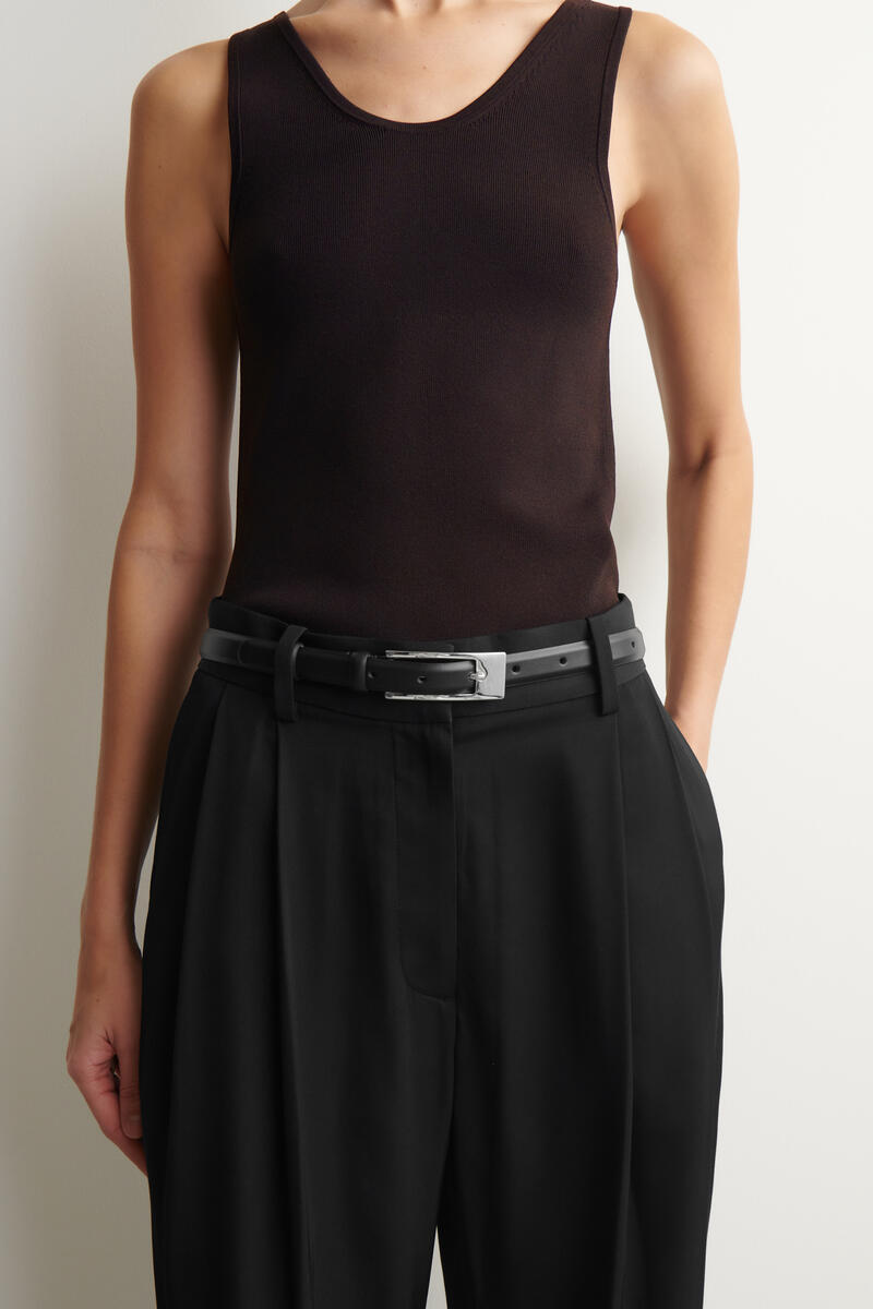 COS 伸びやかなバックルのレザーベルト