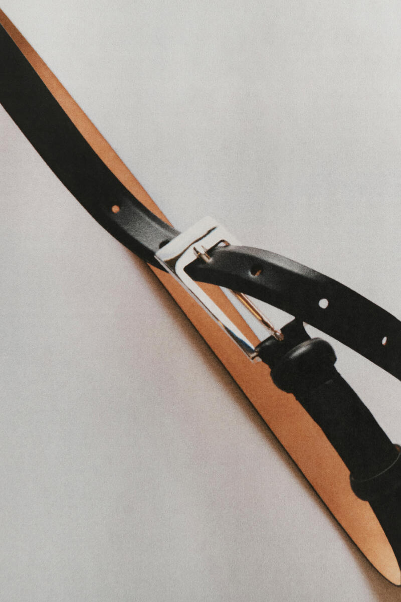 COS 伸びやかなバックルのレザーベルト