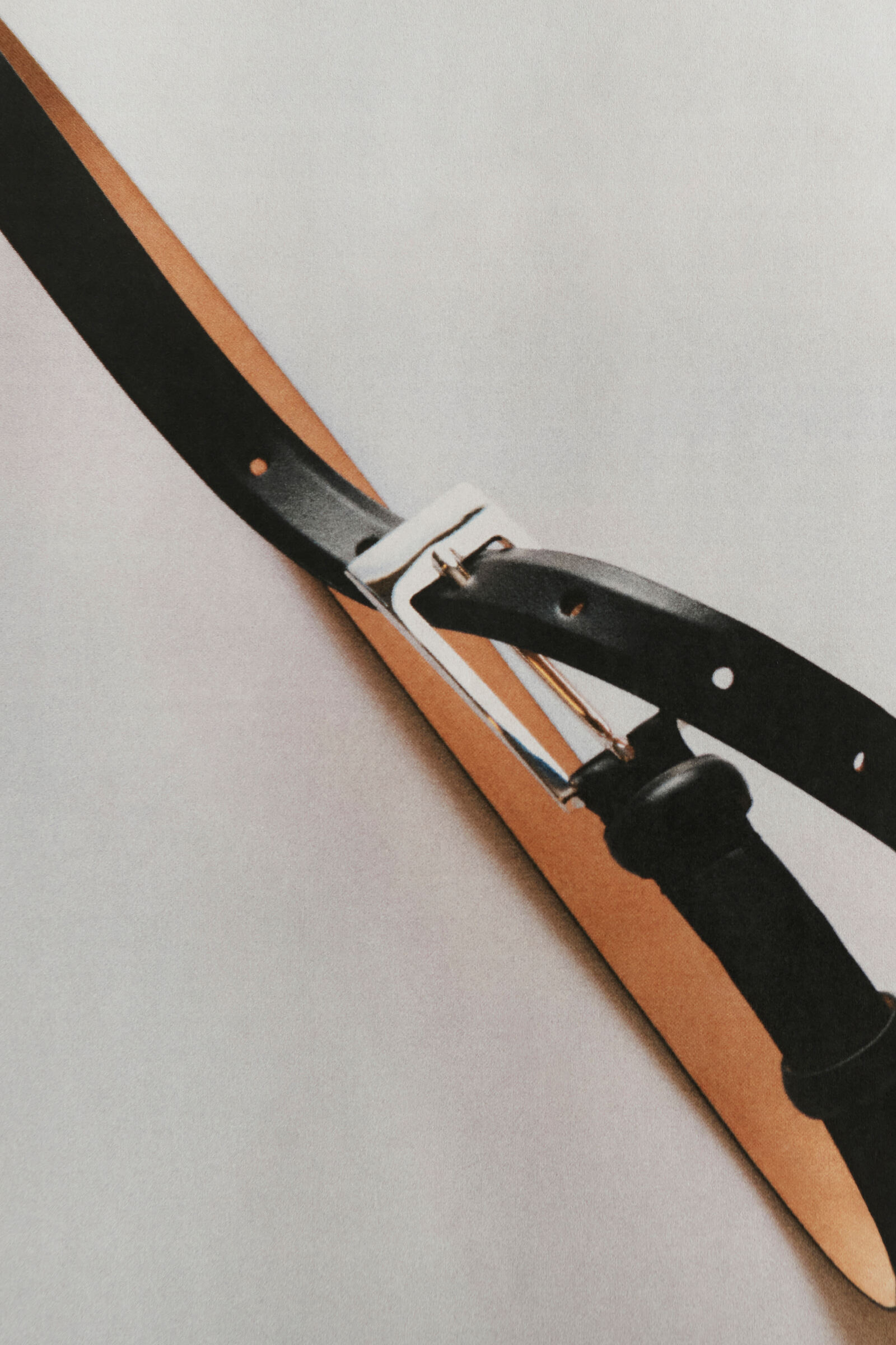 ELONGATED-BUCKLE LEATHER BELT 伸びやかなバックルのレザーベルト