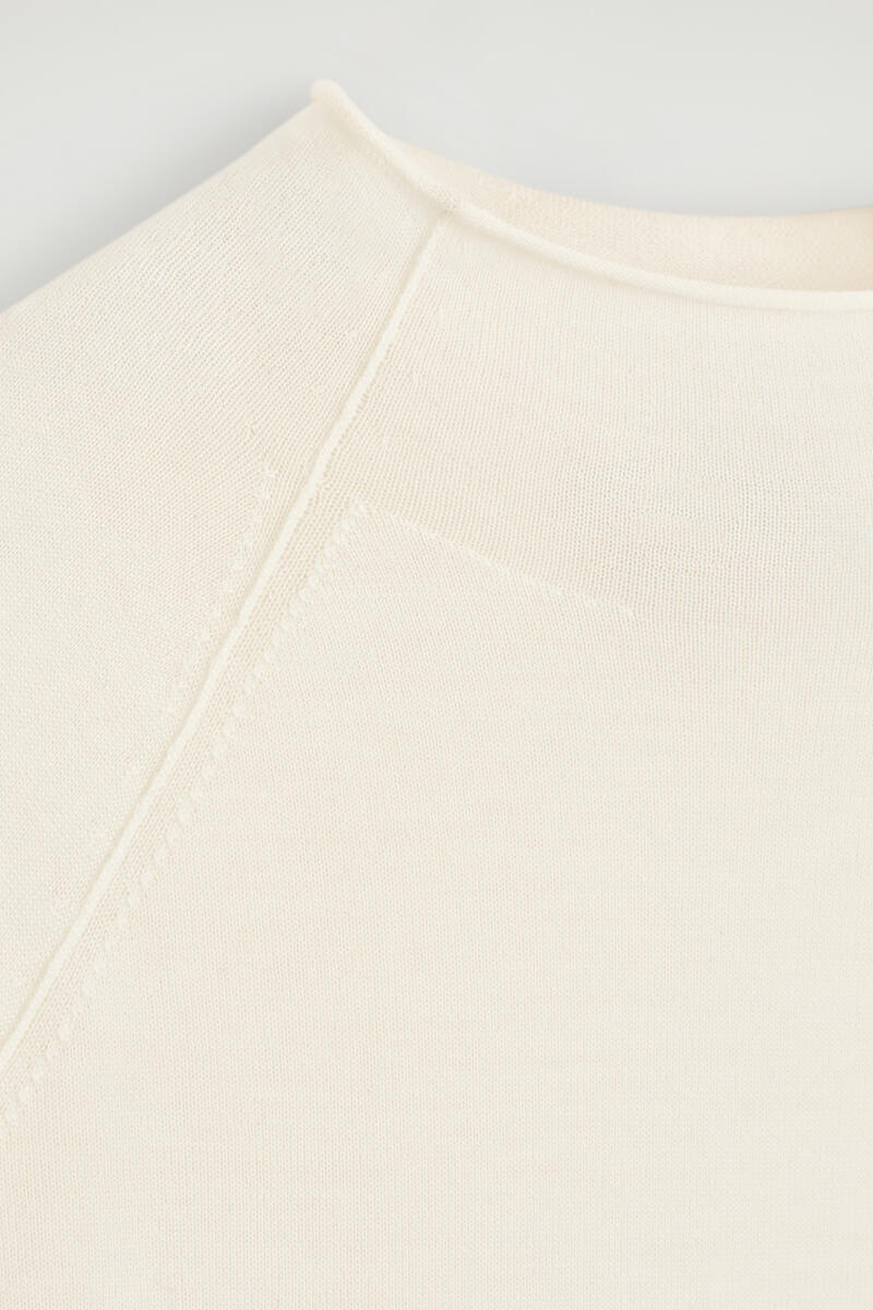 COS メリノウール ファンネルネックセーター