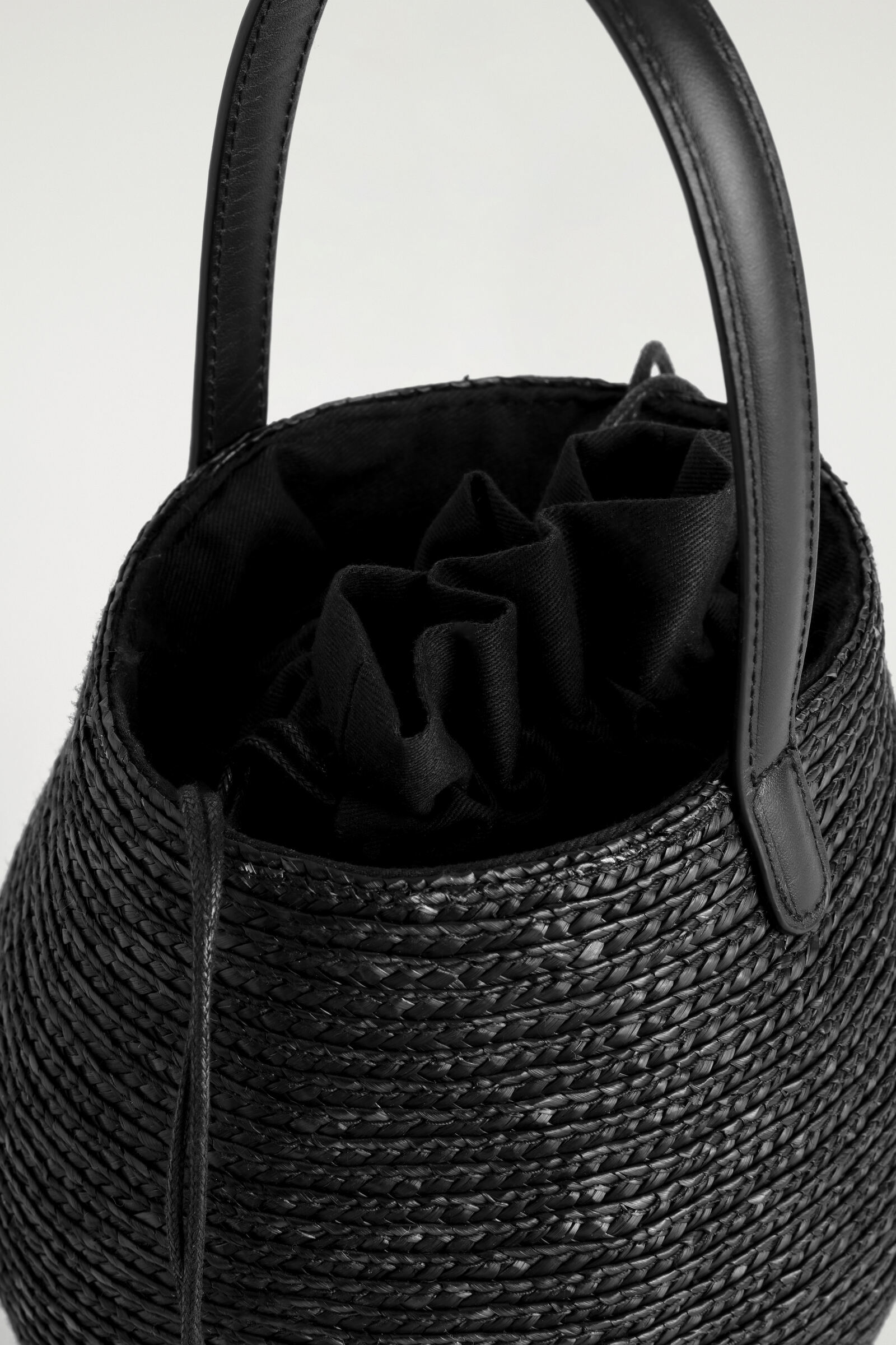 SCULPTED BUCKET BAG - STRAW スカルプテッド バケットバッグ 