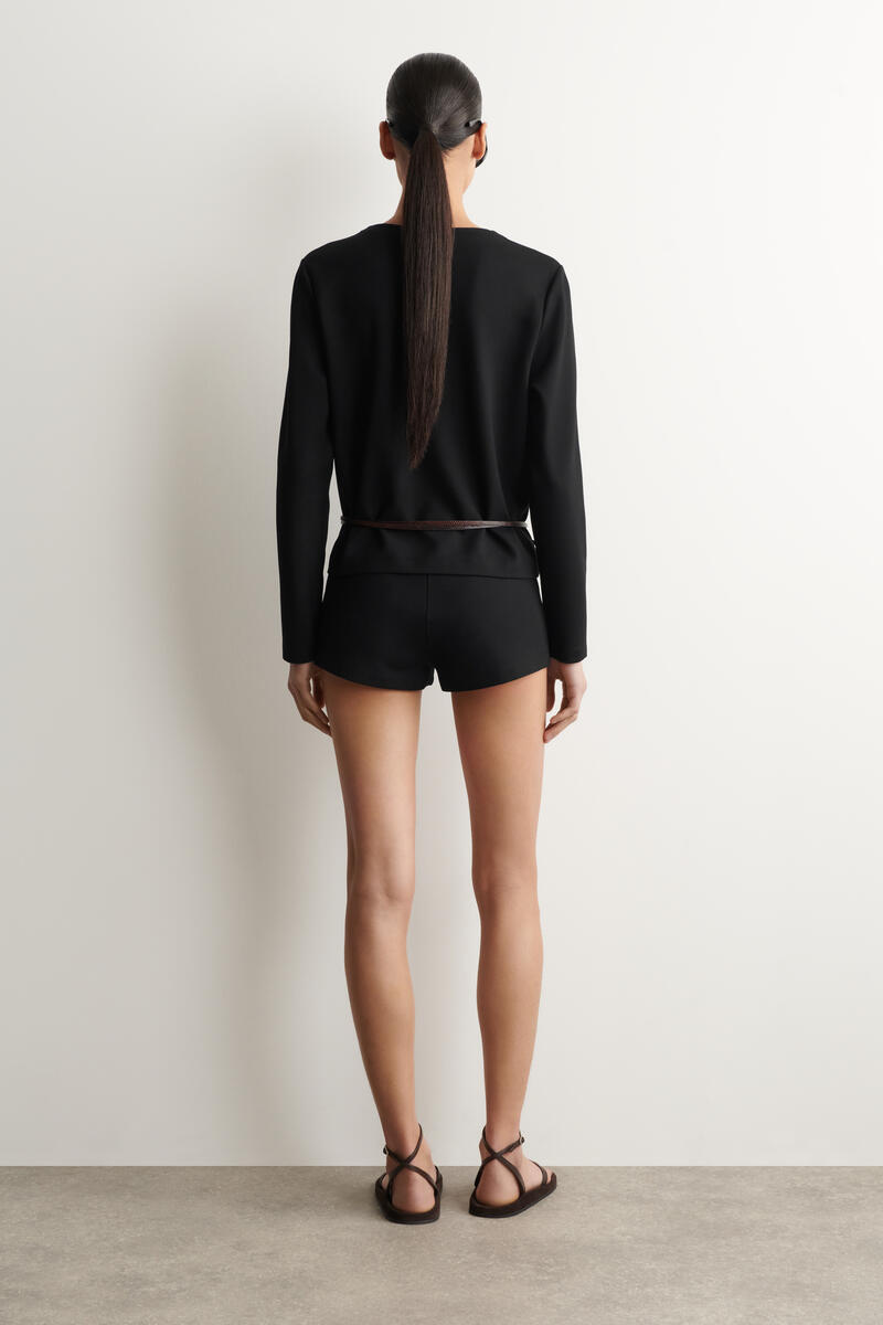 COS ミニマルジャージーショーツ