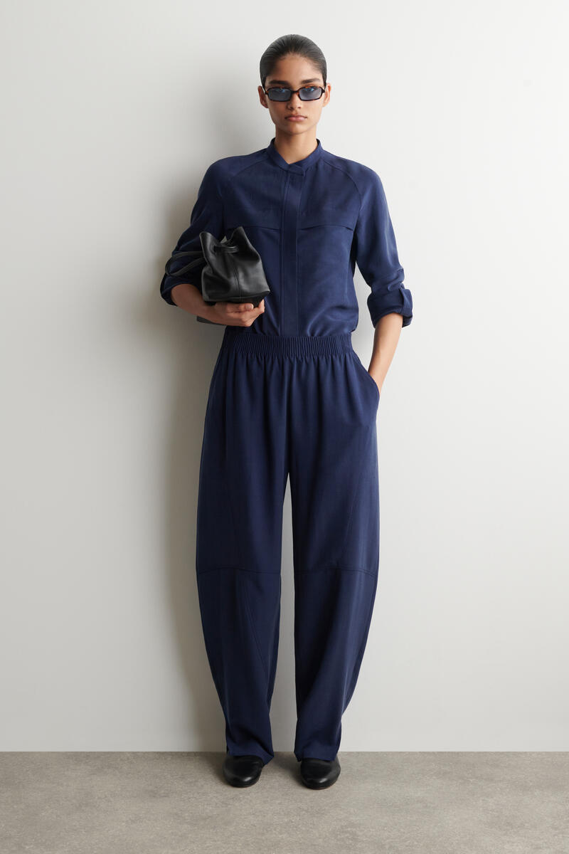 COS パネルド ゴムウエスト バレルレッグパンツ