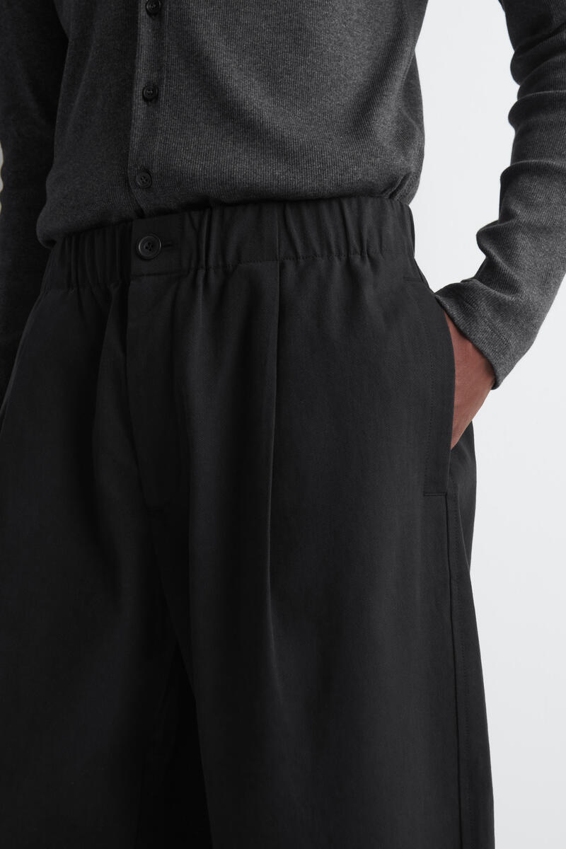 COS プリーツ コットンブレンド リラックスフィット バレルレッグパンツ