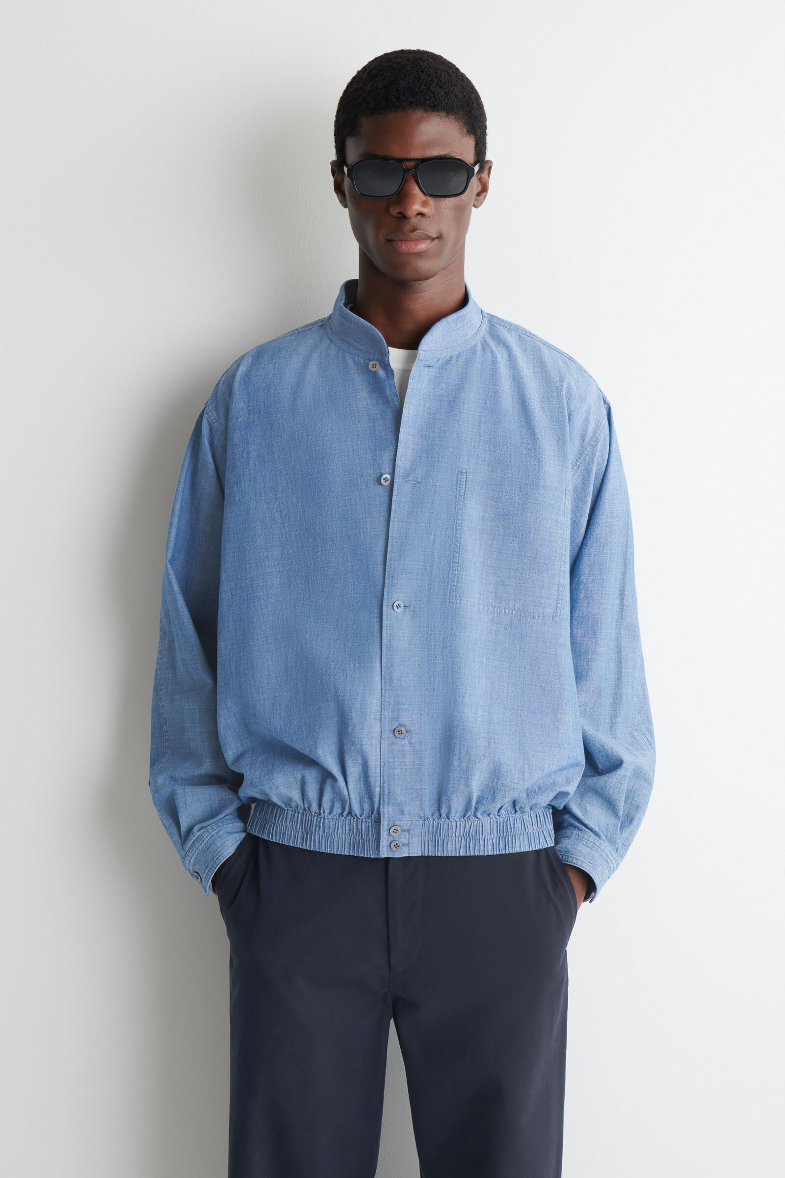 BOMBER-STYLE DENIM SHIRT ボンバースタイル デニムシャツ ブルー｜COS 