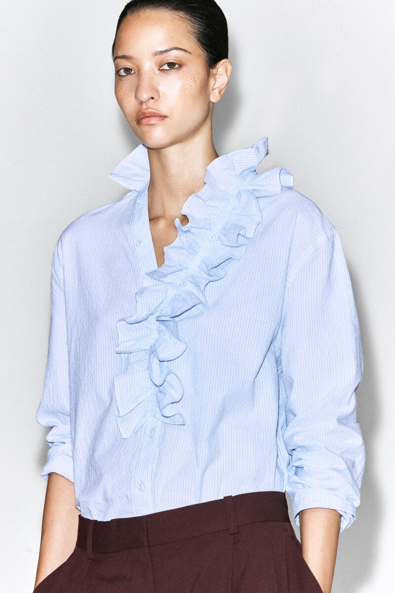RUFFLE-COLLAR SEERSUCKER BLOUSE ラッフルカラ― シアサッカー