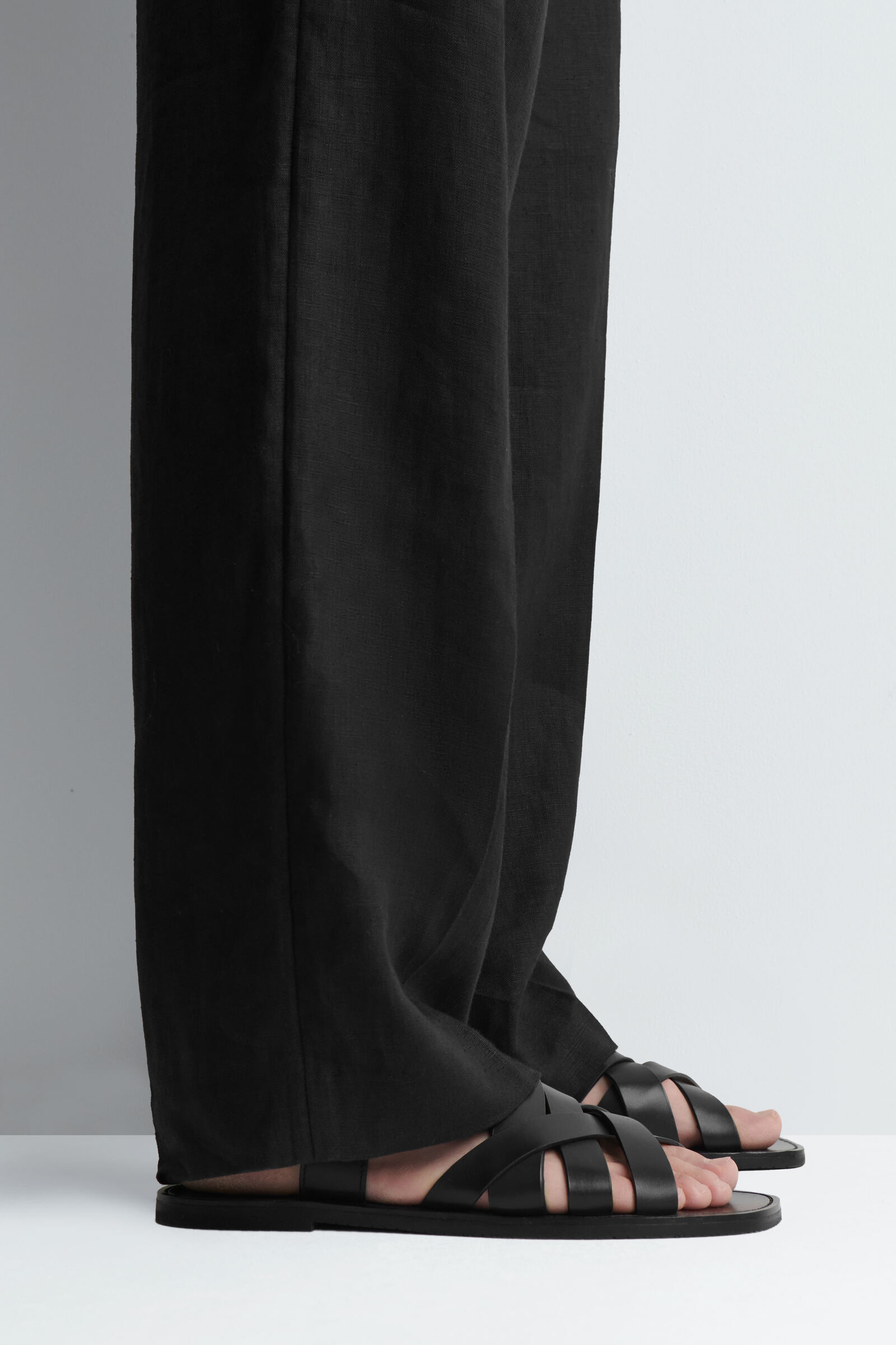 COSレザーフラットサンダル ブラック WOVEN LEATHER SANDALS 編み込みレザーサンダル ブラック｜COS コス