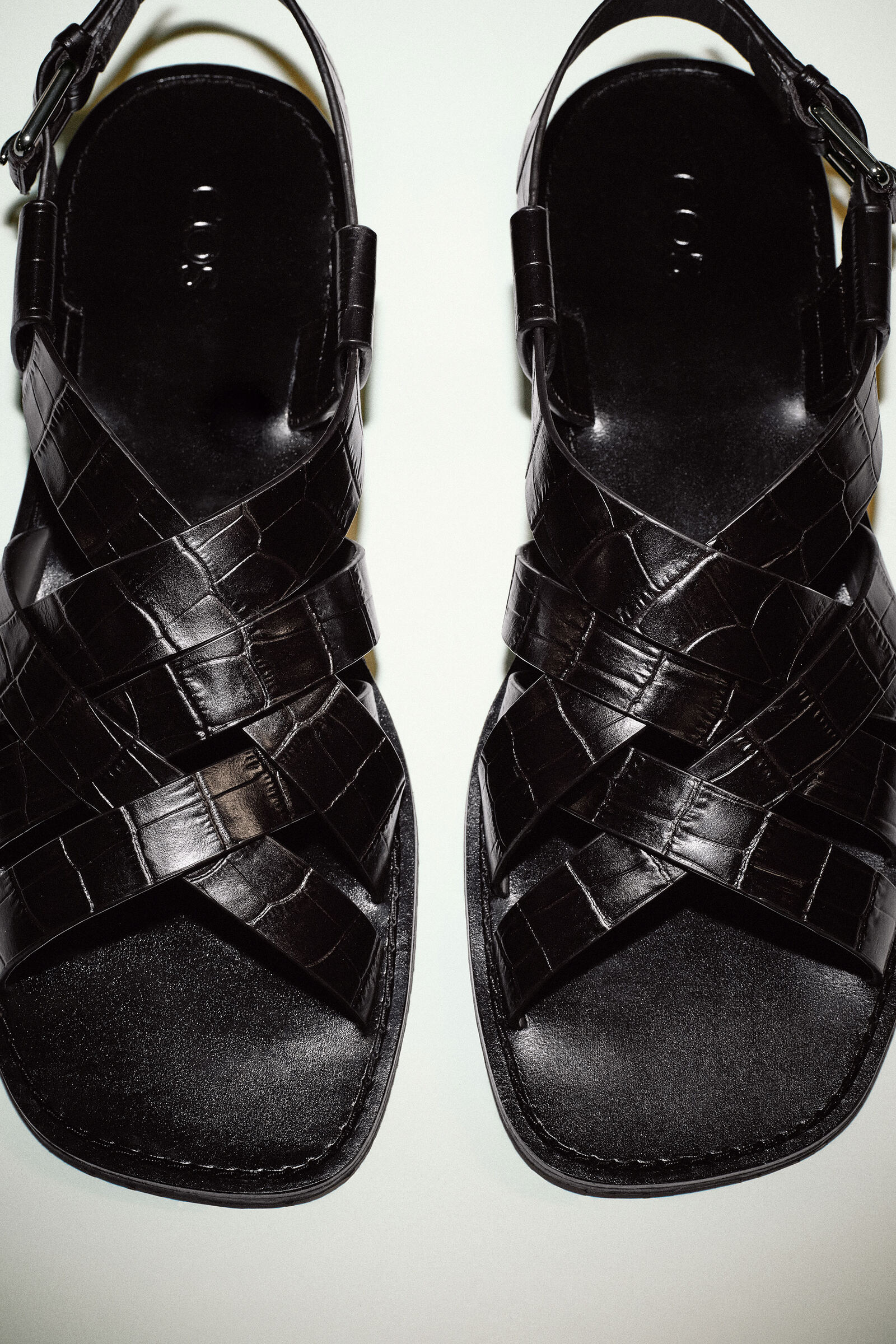 COSレザーフラットサンダル ブラック WOVEN LEATHER SANDALS 編み込みレザーサンダル ブラウン / クロコ