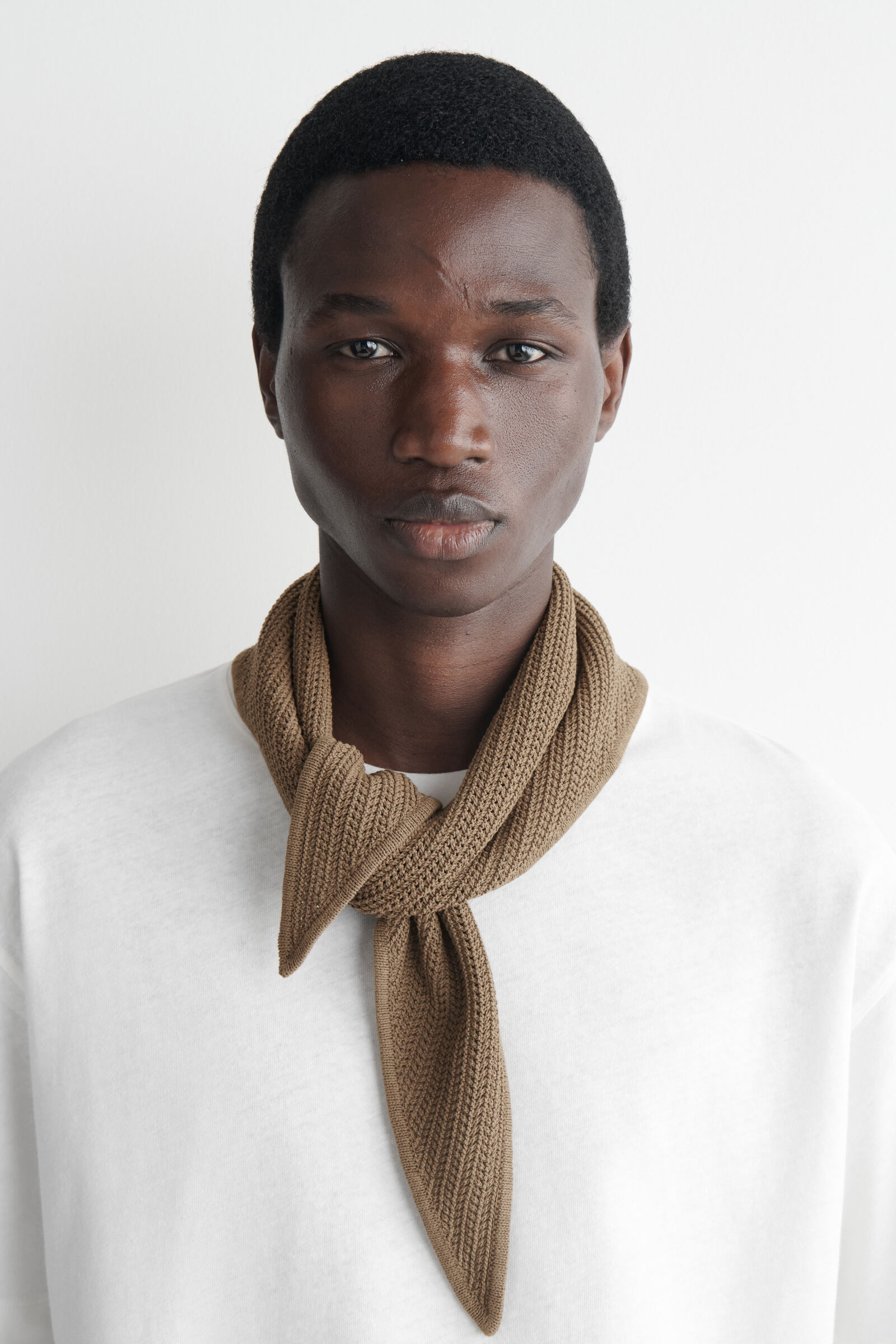 カオス 22年 ラーダスカラニットプルオーバー セーター 長袖 ボートネック F OPEN-KNIT NECK SCARF オープンニットネックスカーフ カーキ｜COS コス
