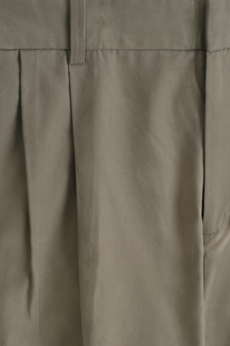 COS プリーツ入り リラックスフィット テーパードパンツ