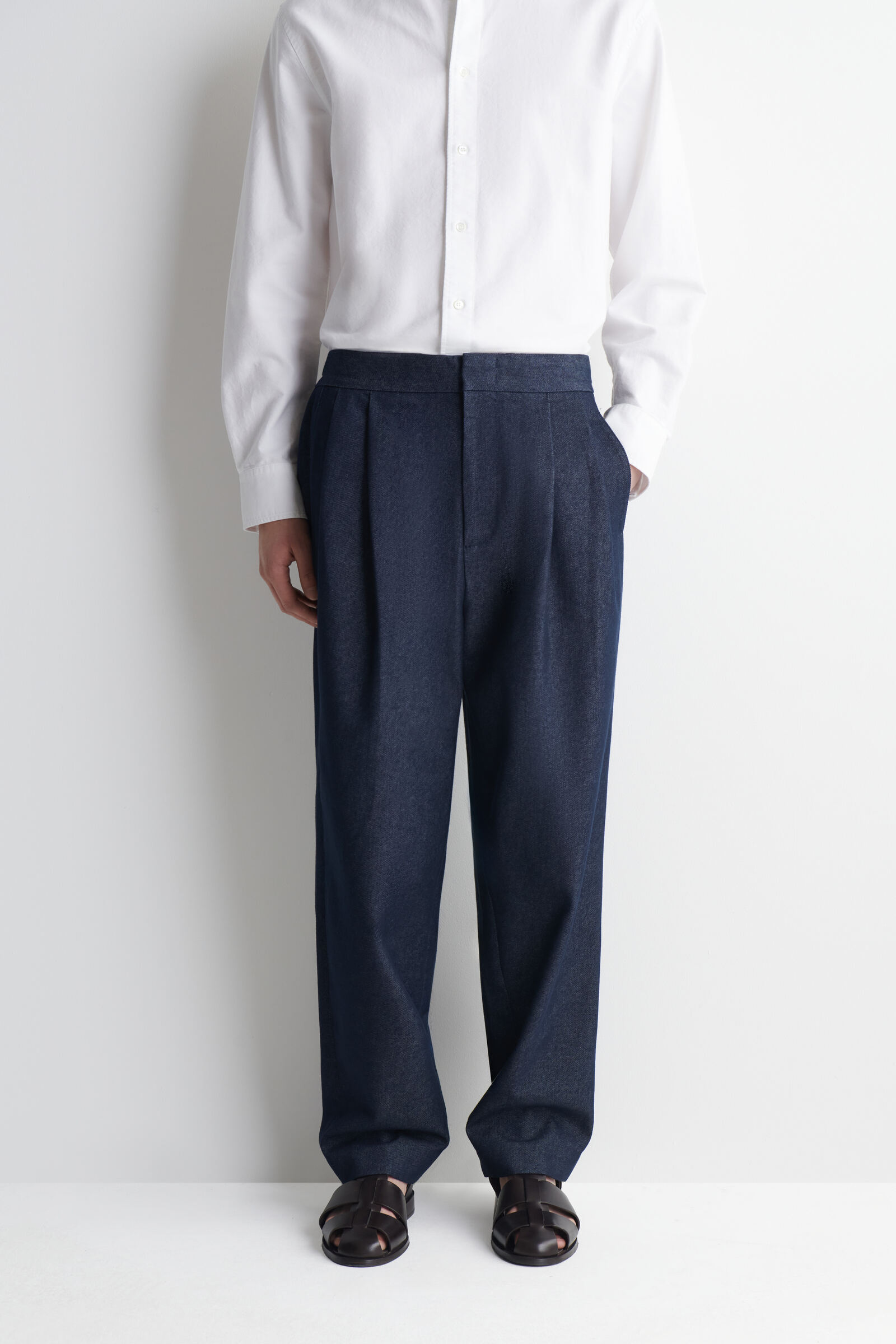 DENIM-EFFECT RELAXED-FIT TAPERED TROUSERS デニム風 リラックス