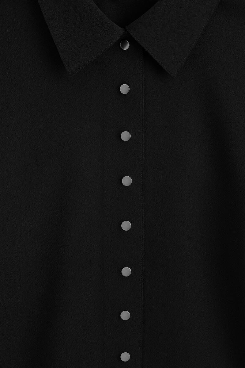COS ウエスト付きクレープジャージーシャツ