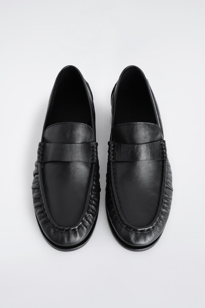RUCHED LEATHER LOAFERS ギャザード レザーローファー BLACK｜COS コス