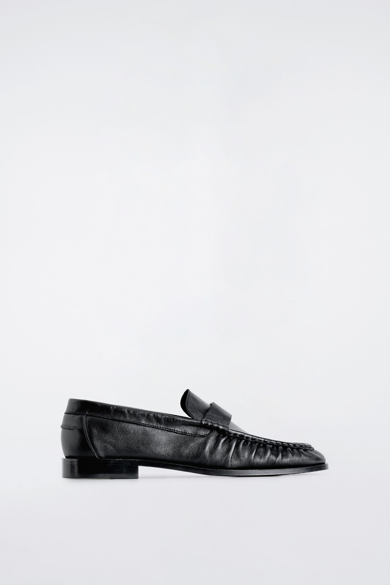 RUCHED LEATHER LOAFERS ギャザード レザーローファー BLACK｜COS コス