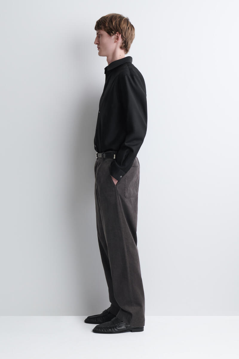 COS コーデュロイ リラックスフィット テーパードパンツ