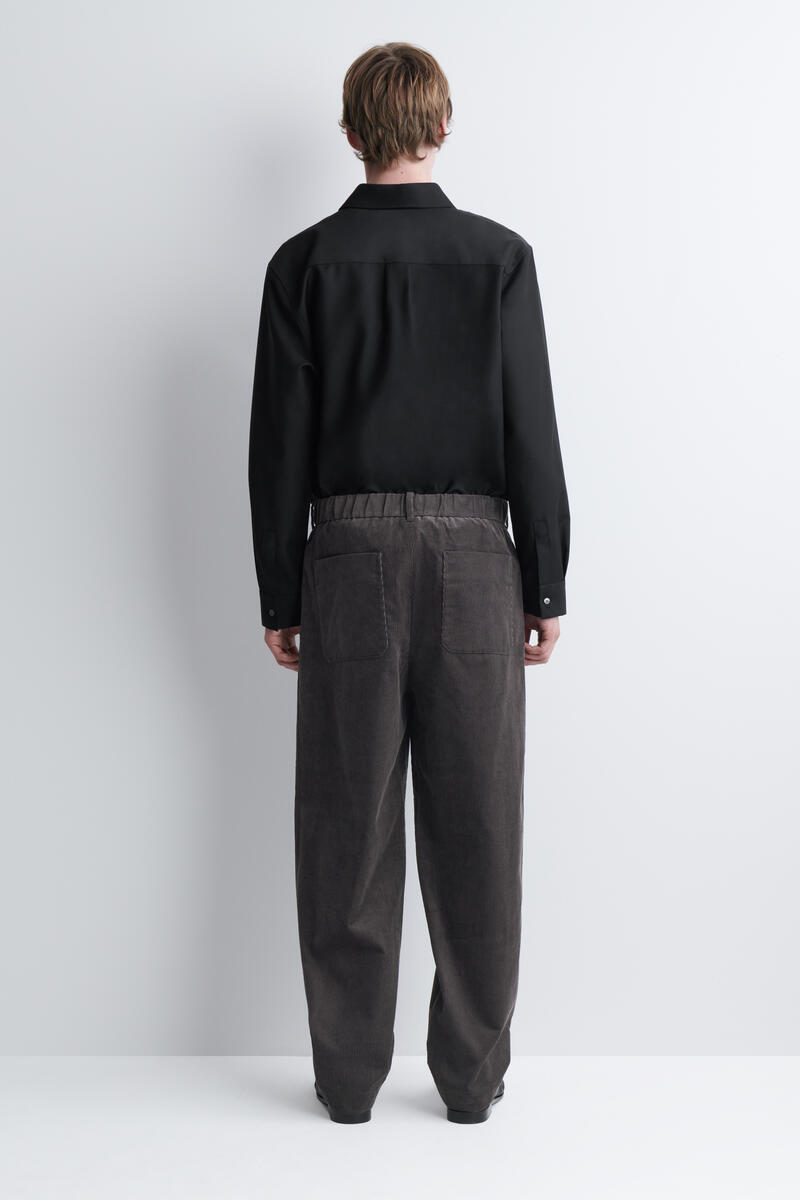 COS コーデュロイ リラックスフィット テーパードパンツ