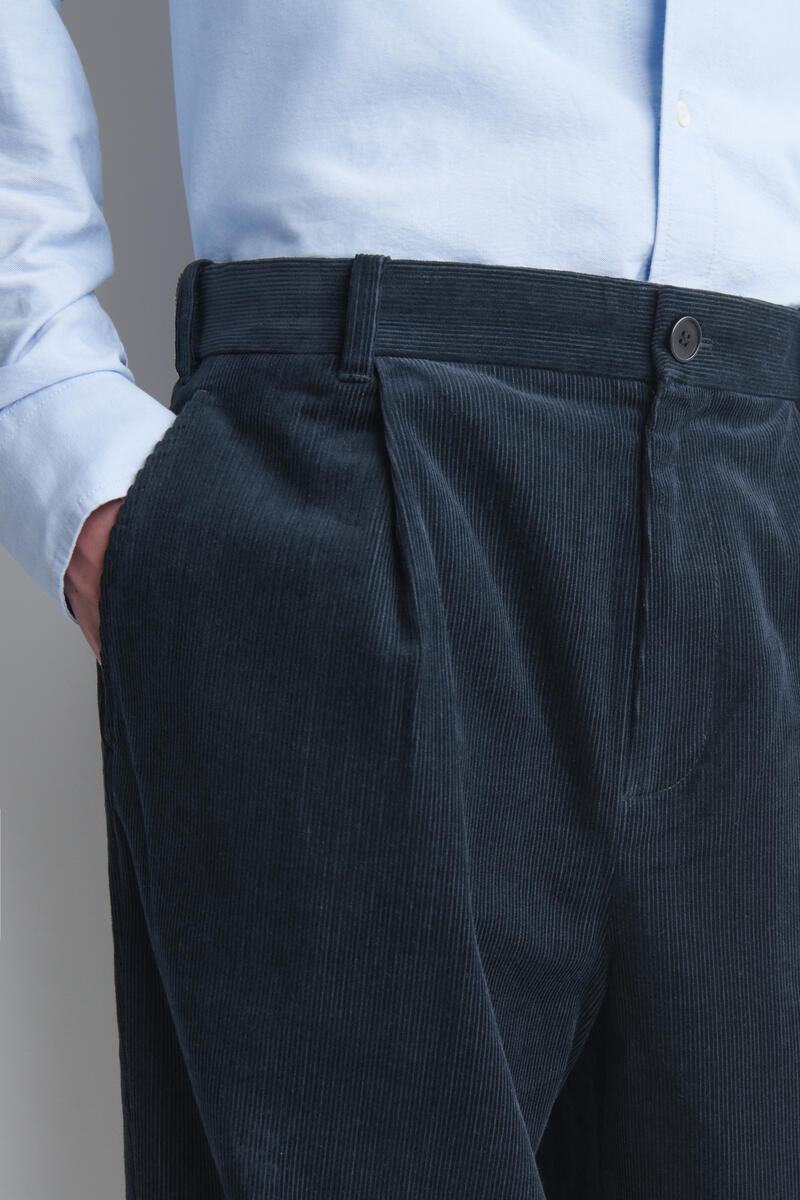 COS コーデュロイ リラックスフィット テーパードパンツ