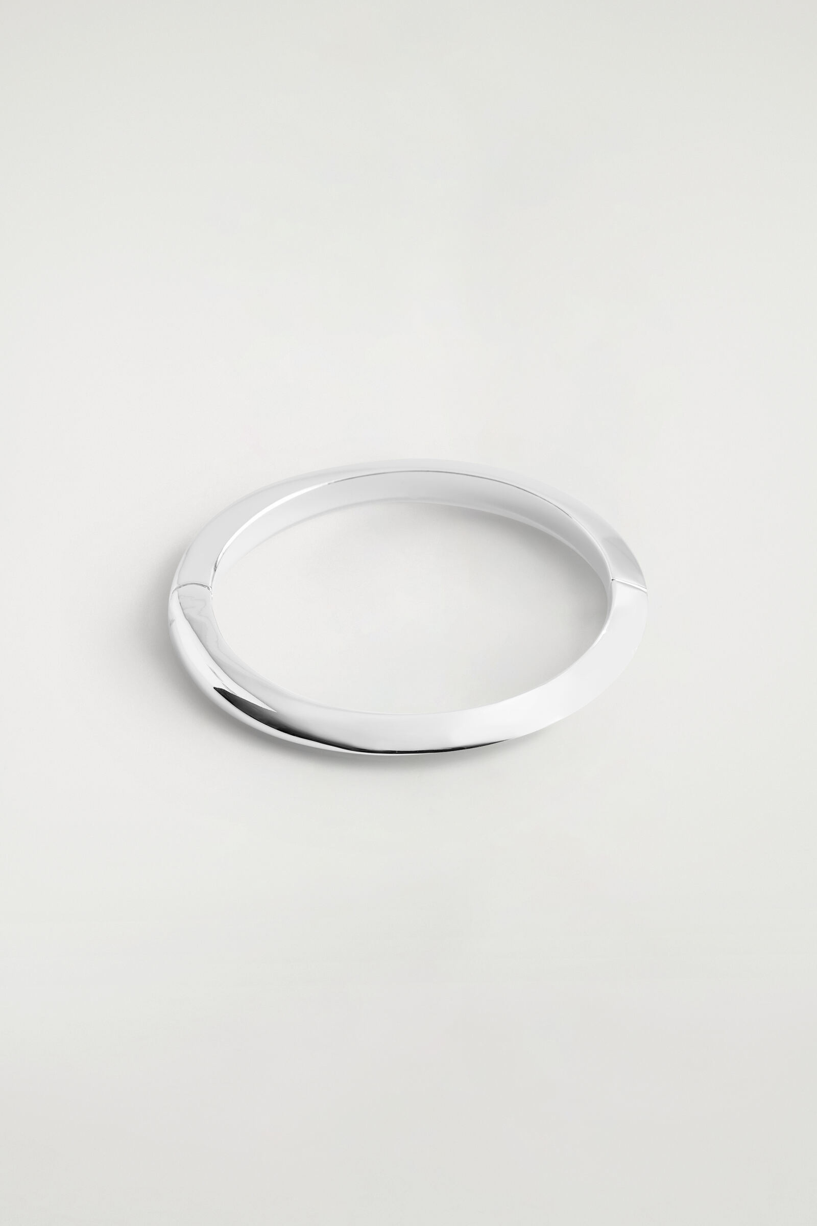 FACETED BANGLE ファセットバングル シルバー｜COS コス 公式