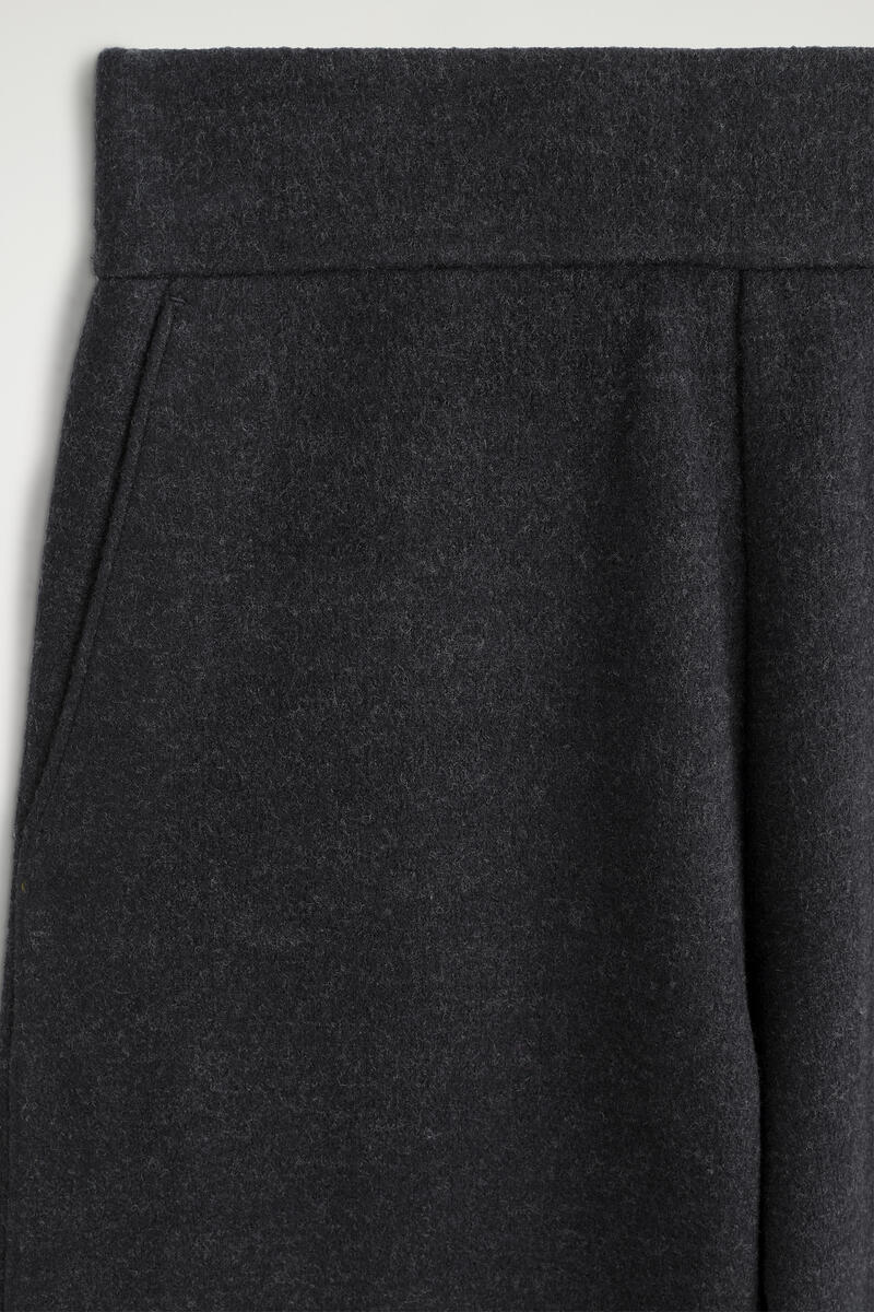 COS ボイルドウール バレルレッグパンツ