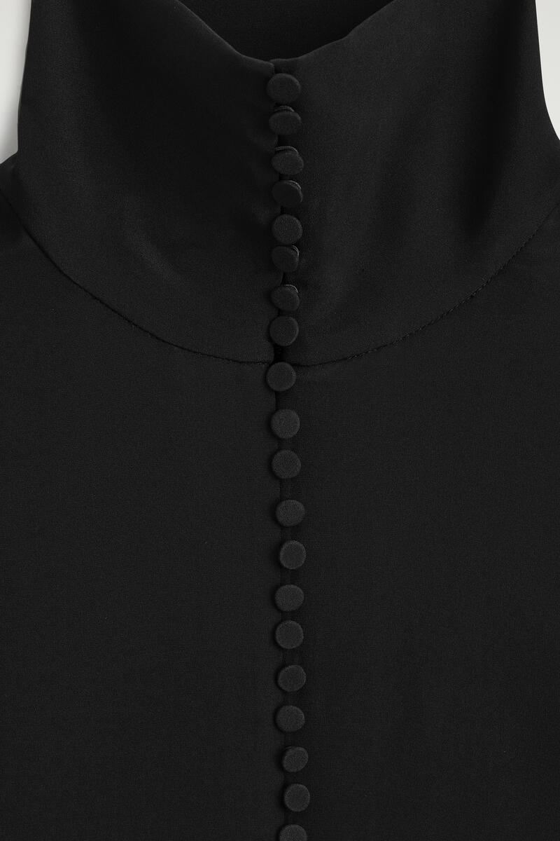COS ボタンディテール シルククレープシャツ