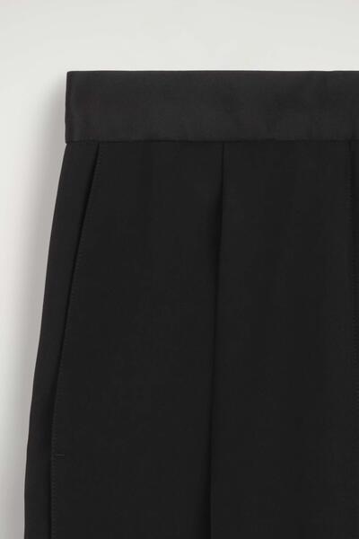 COS プリーツ シルククレープ バレルレッグパンツ