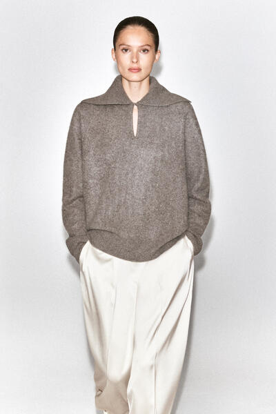 V-DETAIL CASHMERE FUNNEL-NECK JUMPER
