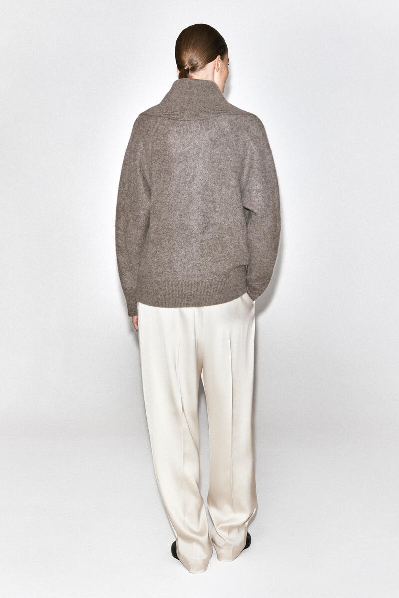 COS Vディテール カシミヤ ファネルネックセーター