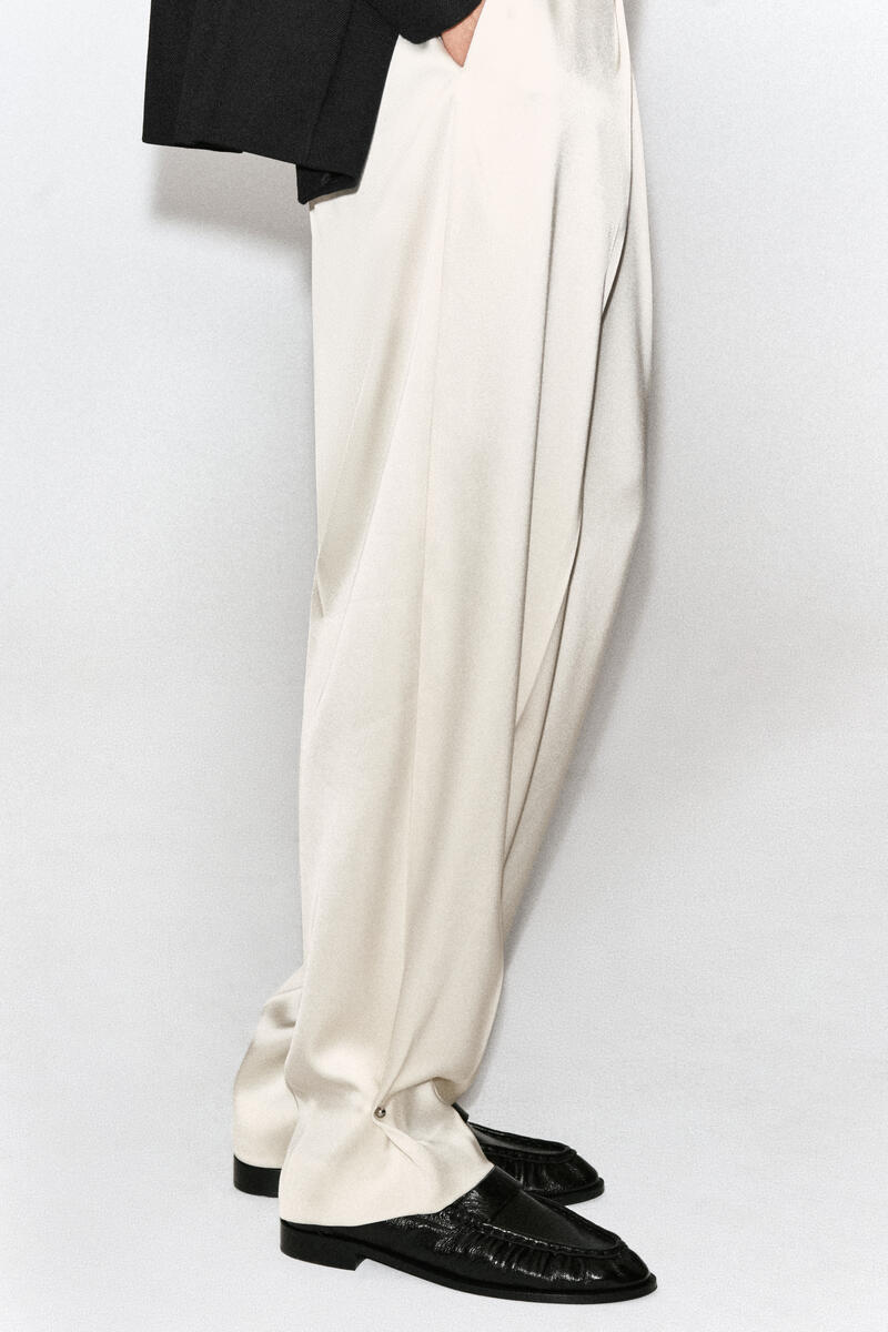 COS テーラード マットサテン バレルレッグパンツ