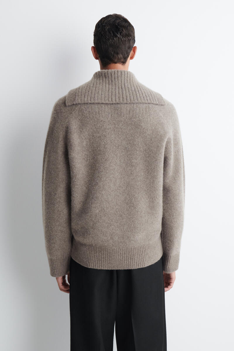 COS ボタン付き カシミヤ ファネルネックセーター