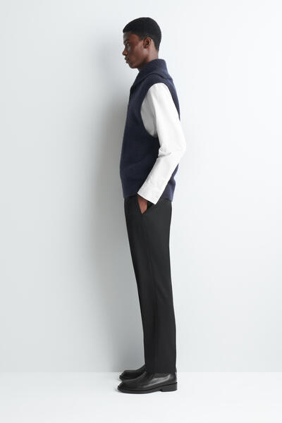 COS ボタン付きカシミヤファネルネックベスト